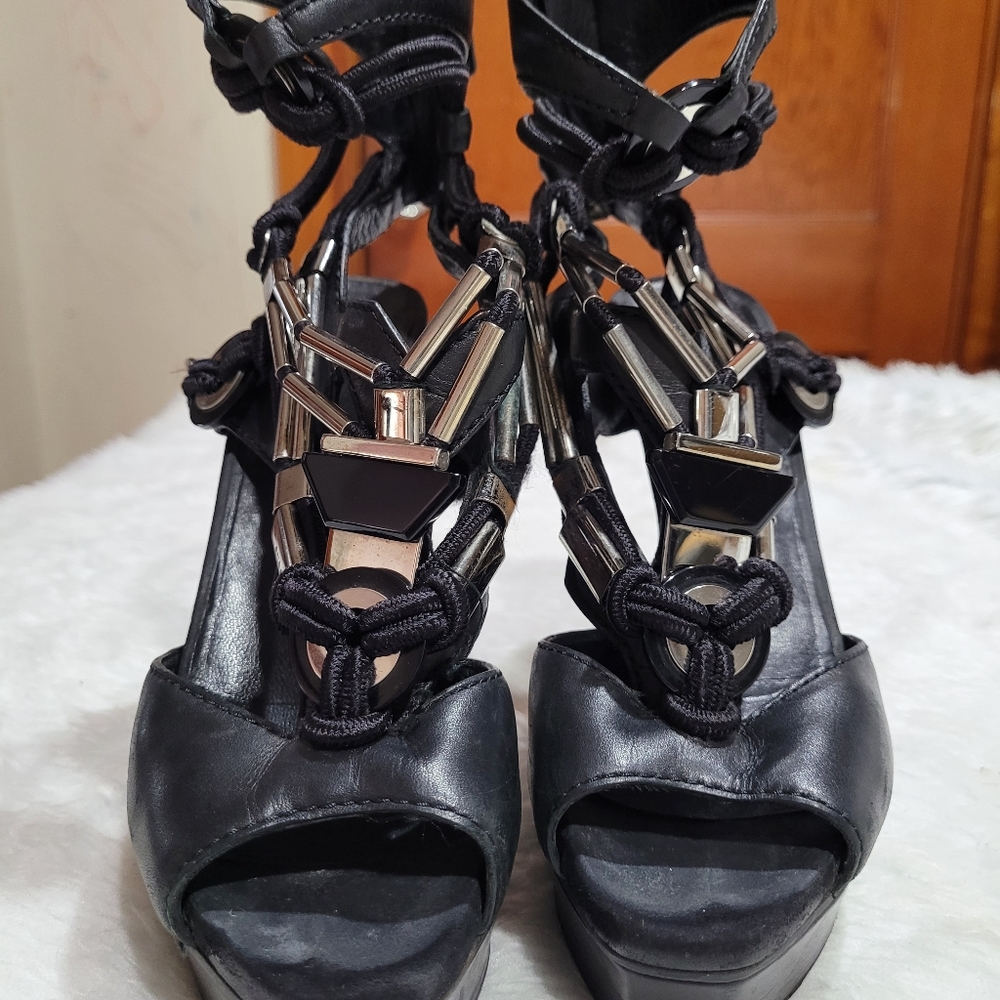 Gucci Ursula Black Ankle Strap Hee EU 34.5 sandals